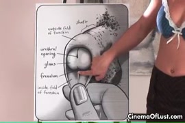 بيني القذرة مثيرة للغاية، وسوف تمتص بعض القضيب.
