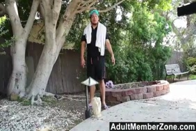 رجل يعمل مساج للنساء ويتمتع بنيكهن