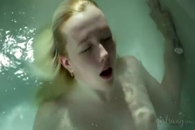 تعذيب بنات عاريات ع البحر